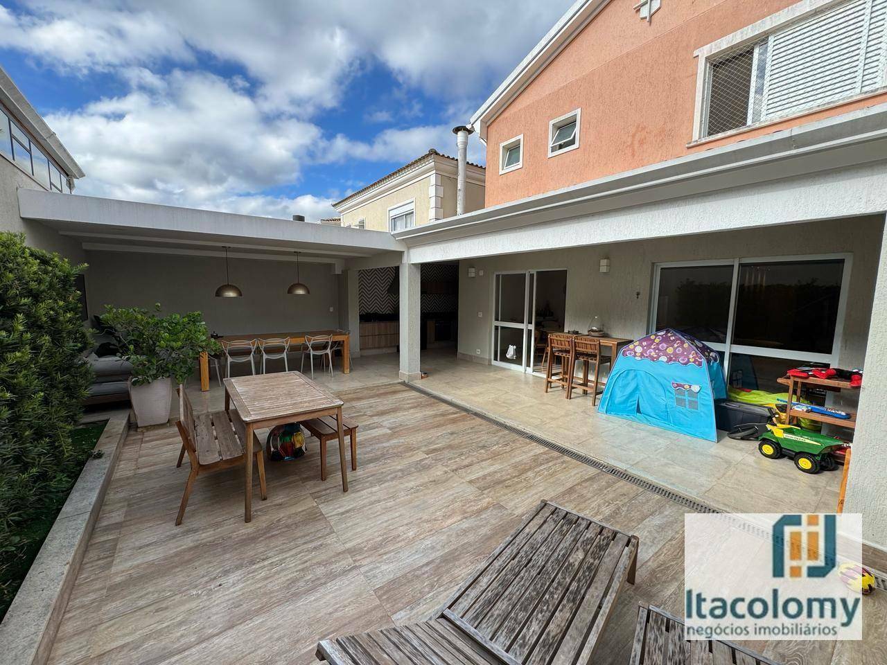 Casa de Condomínio à venda com 3 quartos, 236m² - Foto 2