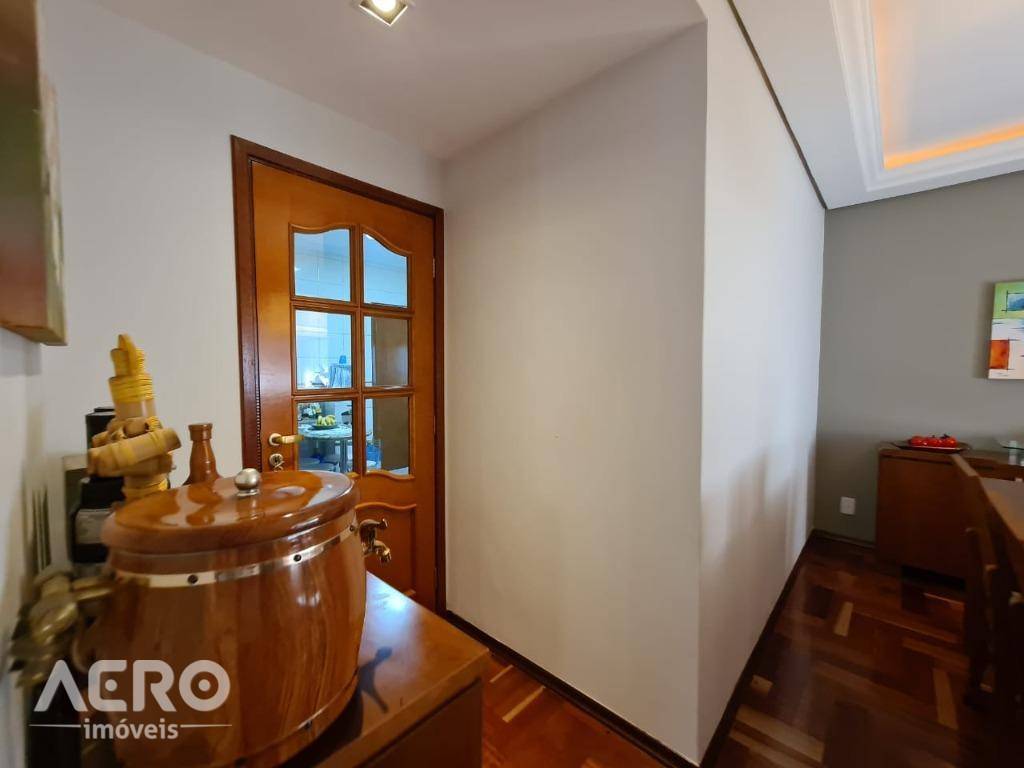 Casa de Condomínio à venda com 4 quartos, 324m² - Foto 2