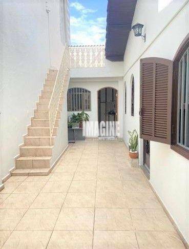 Casa à venda com 3 quartos, 161m² - Foto 1