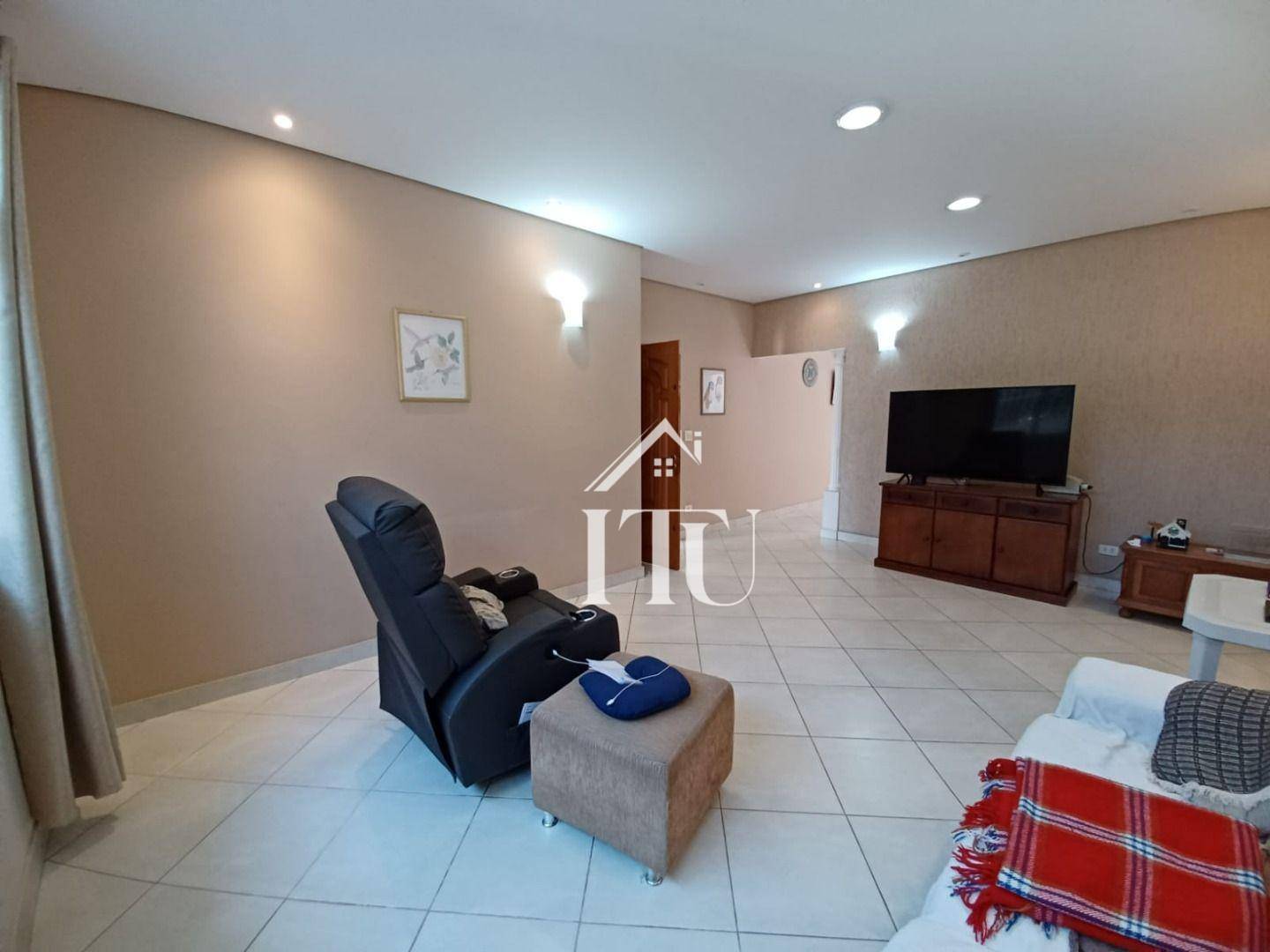 Casa à venda com 5 quartos, 300m² - Foto 11