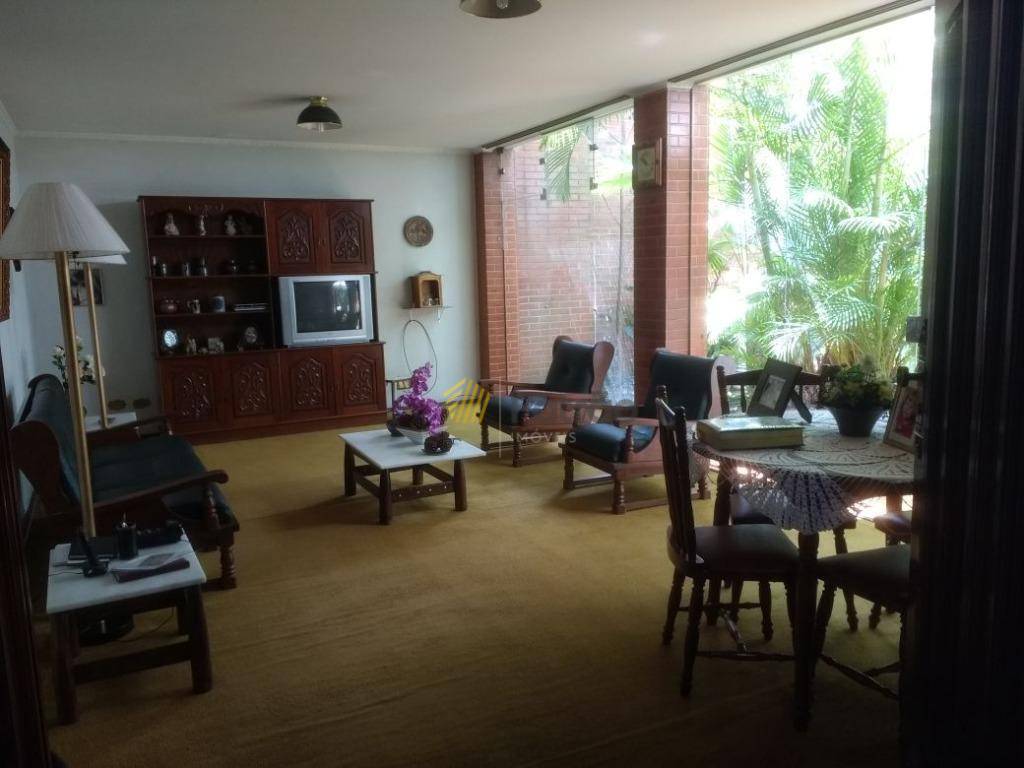 Sobrado à venda com 4 quartos, 335m² - Foto 1