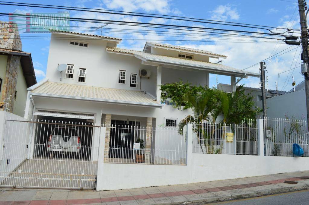 Casa à venda com 3 quartos, 240m² - Foto 1