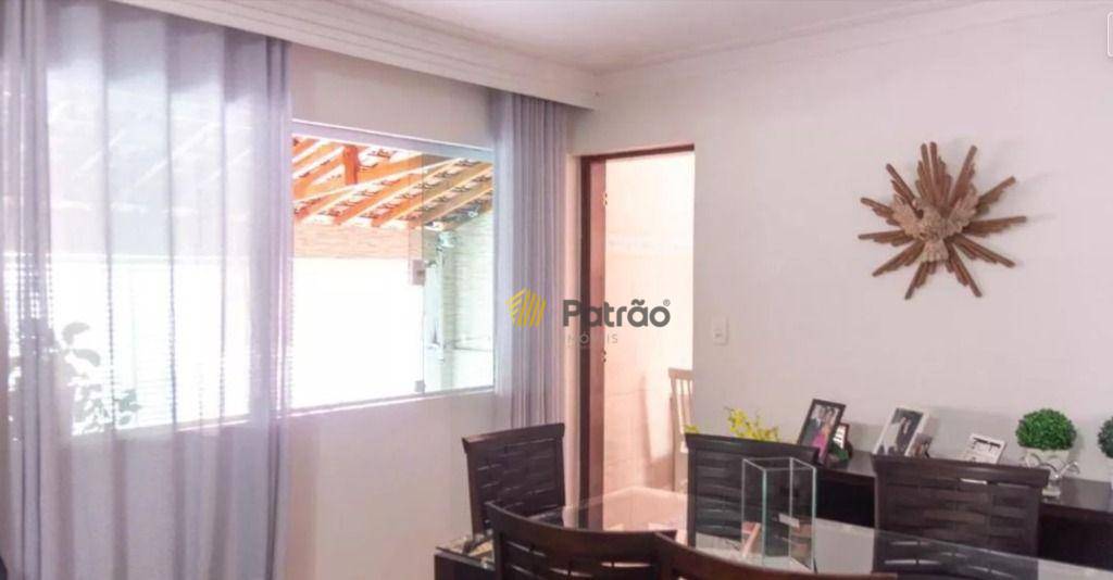 Casa à venda com 3 quartos, 213m² - Foto 2