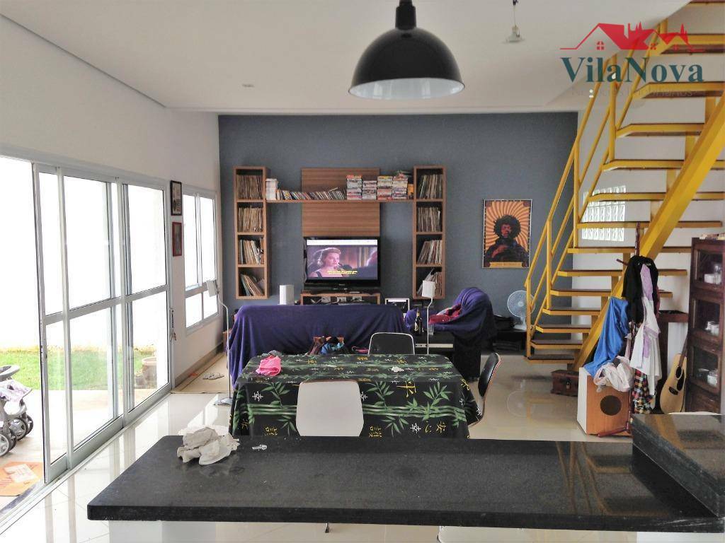 Casa à venda com 3 quartos, 240m² - Foto 1