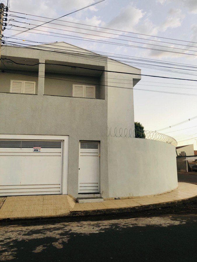 Casa à venda com 3 quartos, 255m² - Foto 1