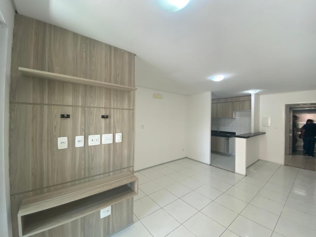 Apartamento à venda com 2 quartos, 75m² - Foto 2