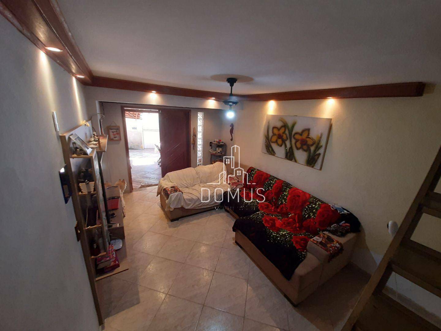 Casa à venda com 3 quartos, 100m² - Foto 1