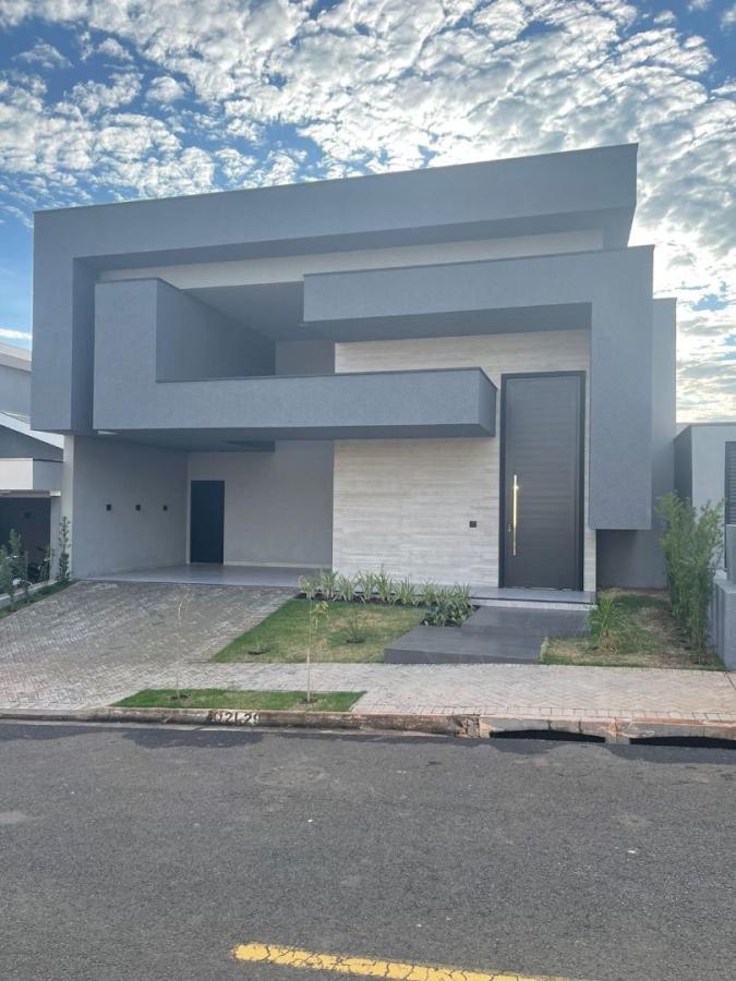 Casa à venda com 3 quartos, 211m² - Foto 1