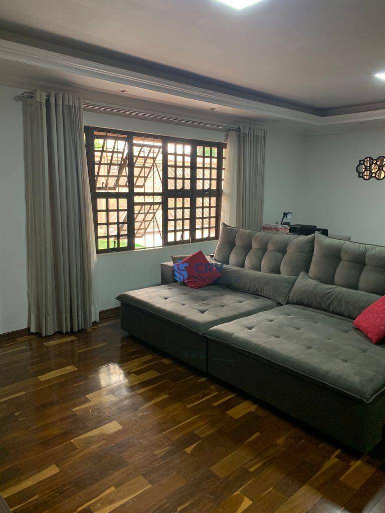 Casa à venda com 3 quartos, 250m² - Foto 1