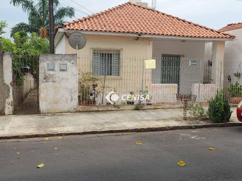 Casa à venda com 3 quartos, 240m² - Foto 1