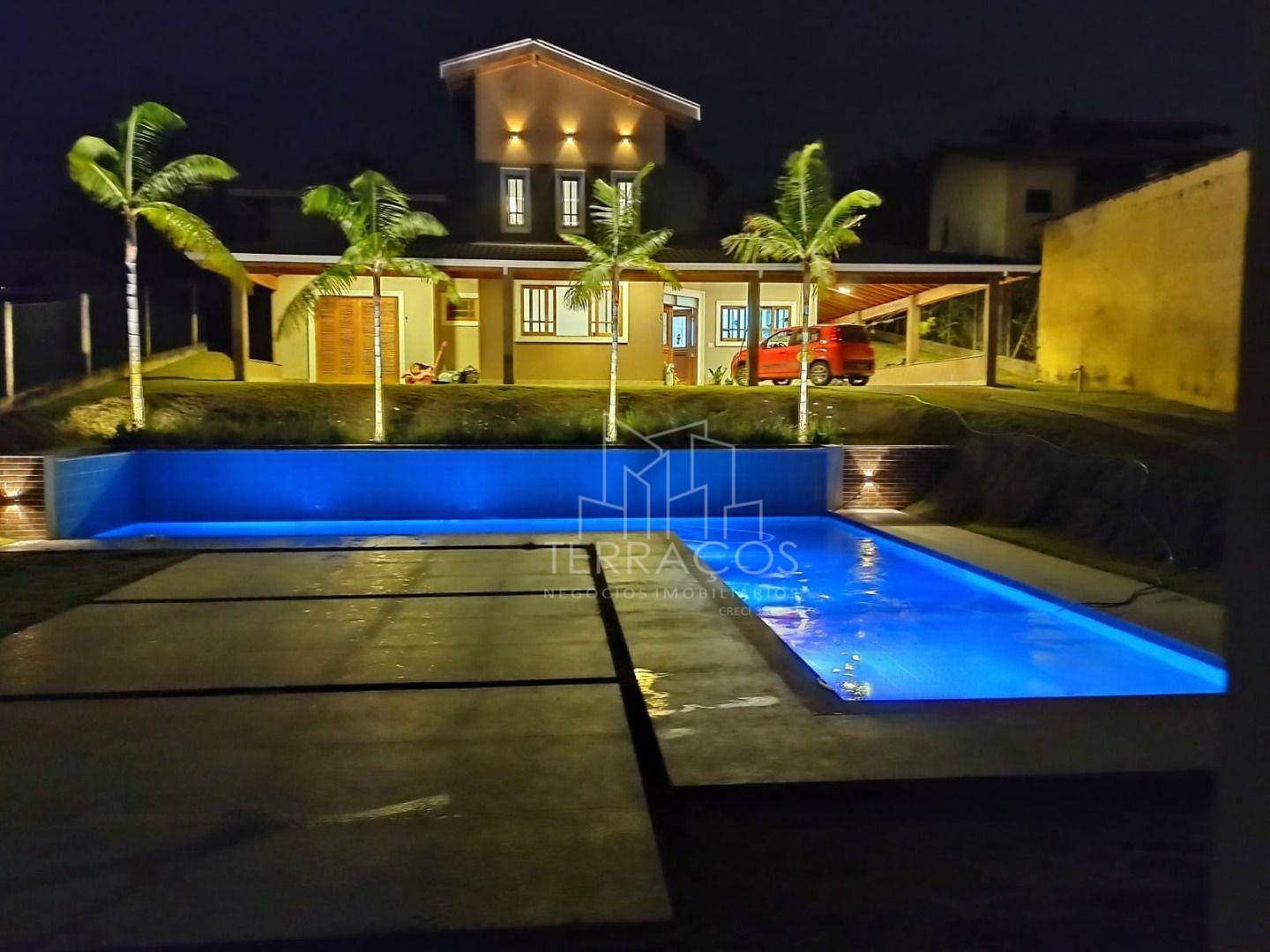 Casa à venda e aluguel com 3 quartos, 250m² - Foto 1