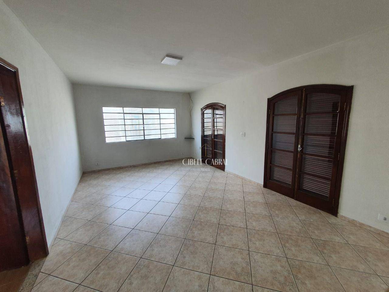 Casa à venda com 4 quartos, 200m² - Foto 1