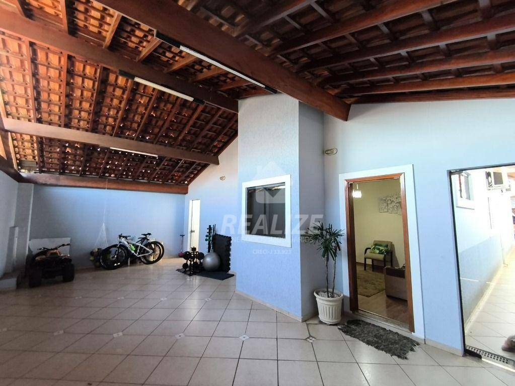 Casa à venda com 3 quartos, 210m² - Foto 2