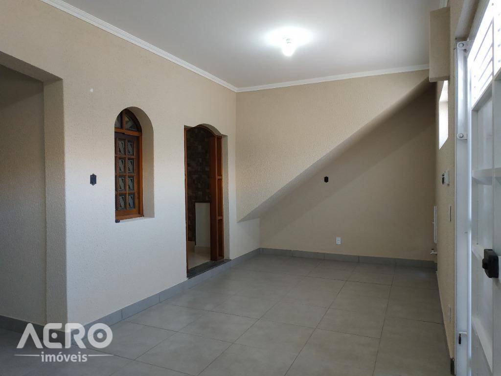 Casa à venda com 3 quartos, 180m² - Foto 2