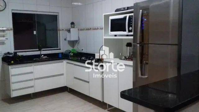 Casa à venda com 3 quartos, 180m² - Foto 1