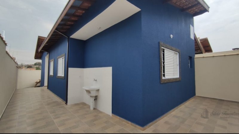 Casa à venda com 3 quartos, 178m² - Foto 1