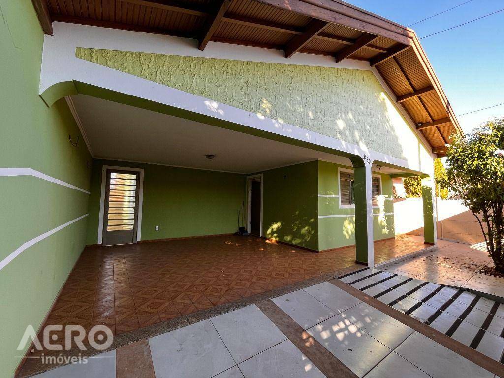 Casa à venda com 3 quartos, 206m² - Foto 1