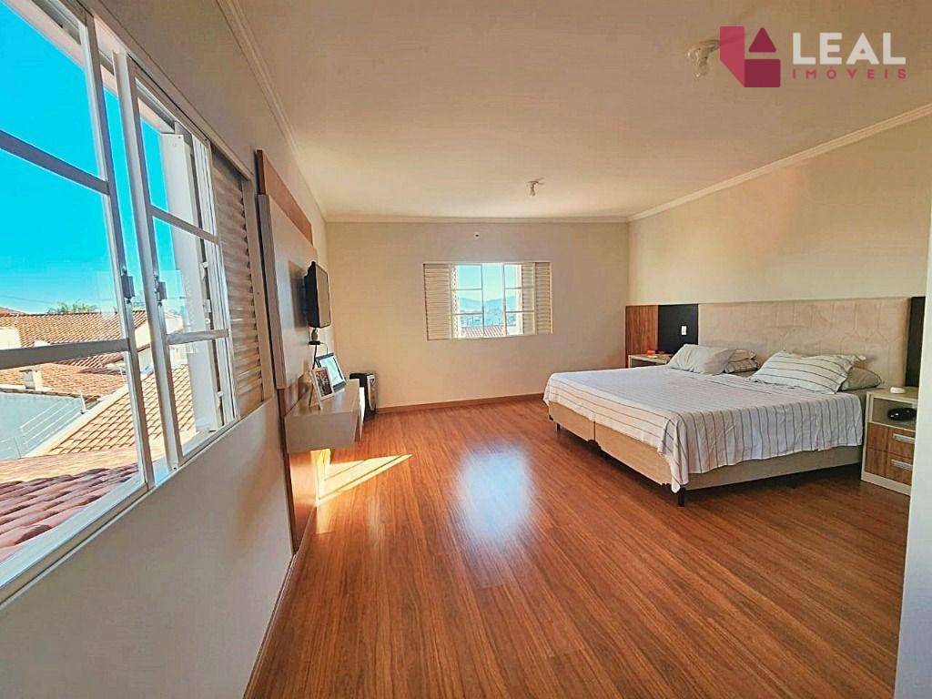 Casa à venda com 4 quartos, 346m² - Foto 11