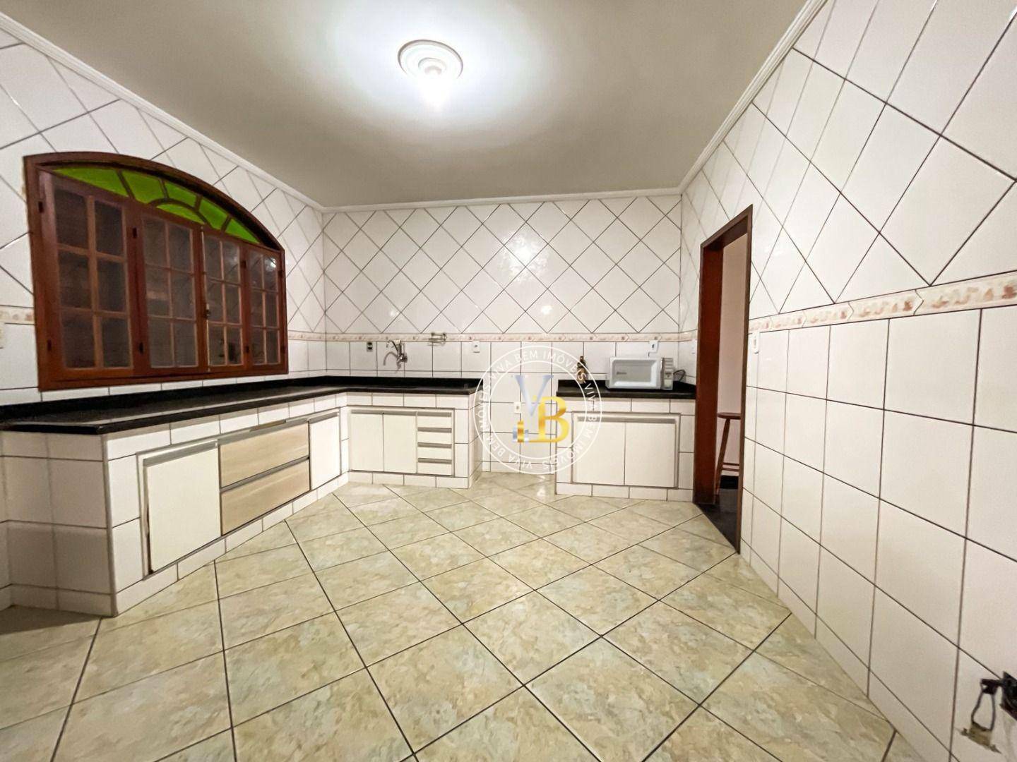 Casa para alugar com 4 quartos, 240m² - Foto 18