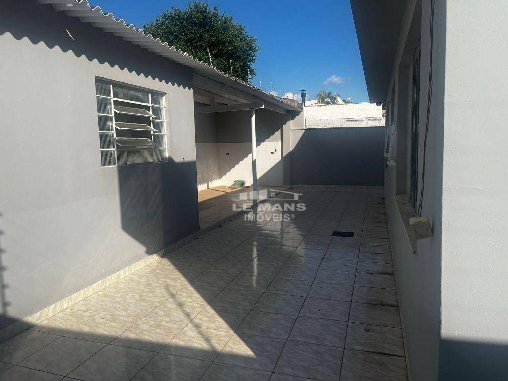 Casa para alugar com 3 quartos, 191m² - Foto 4