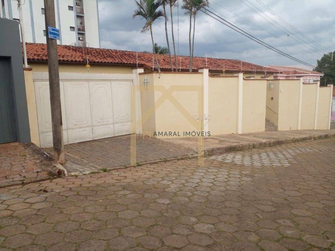 Casa à venda com 3 quartos, 250m² - Foto 1