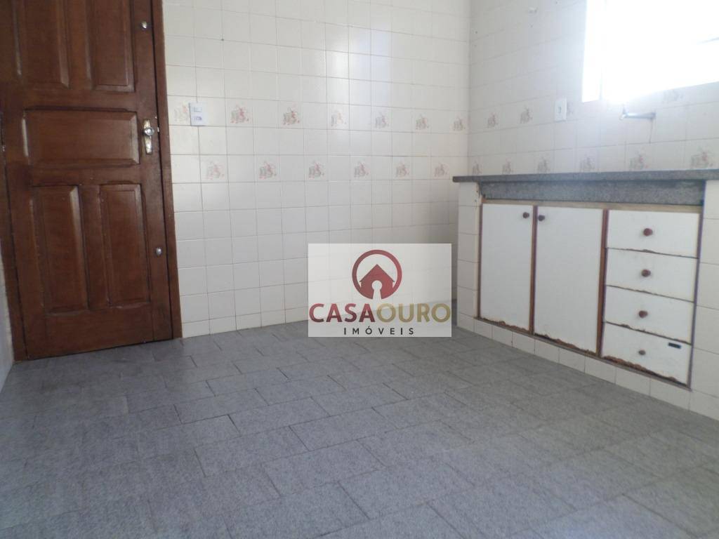 Casa à venda com 6 quartos, 200m² - Foto 13