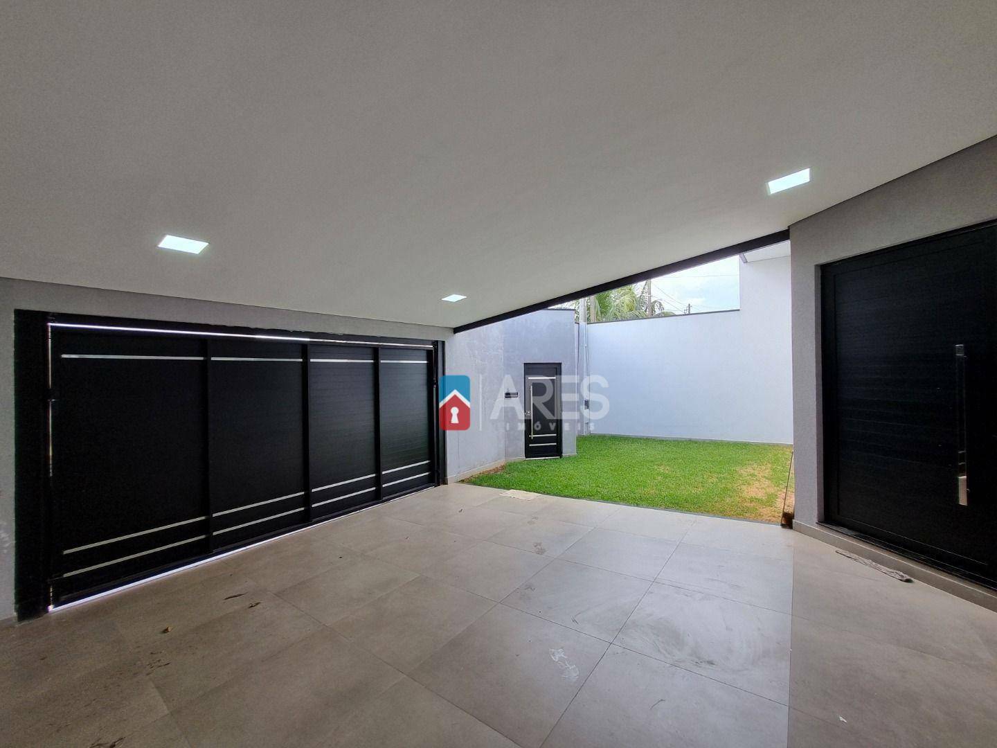 Casa à venda com 3 quartos, 222m² - Foto 1
