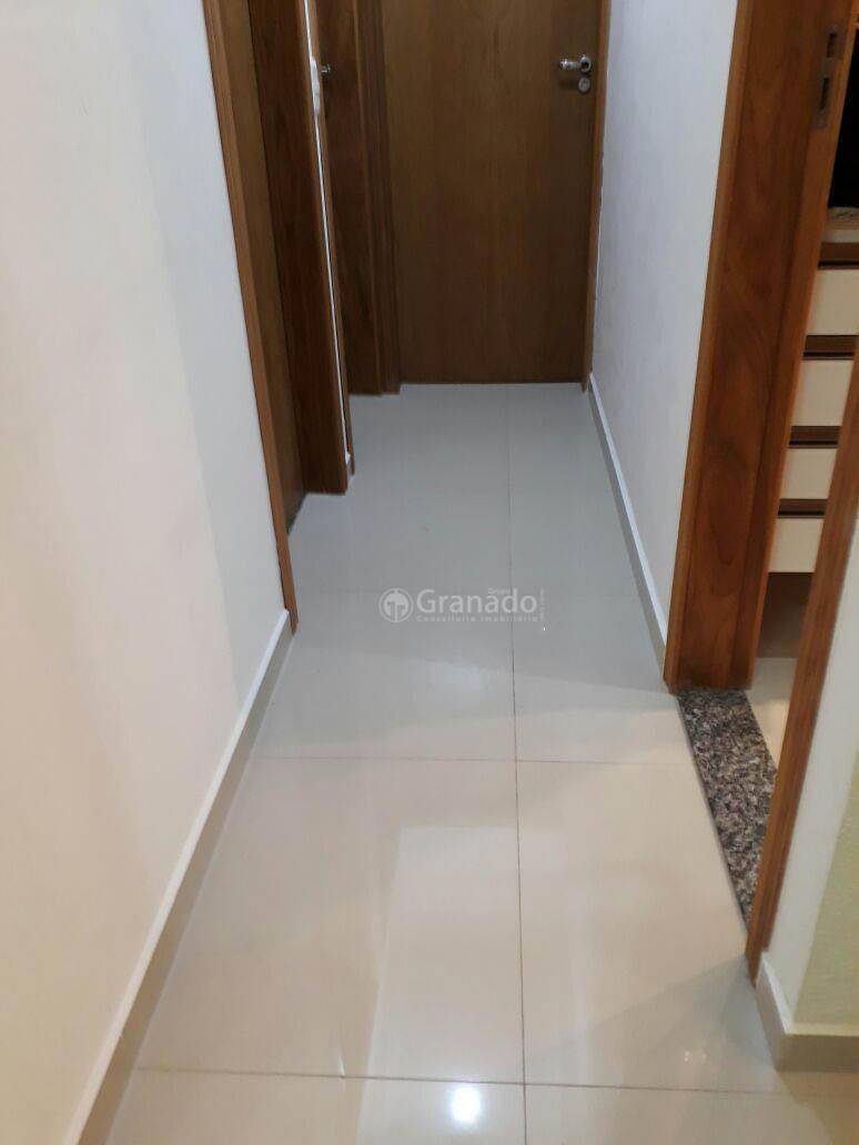 Apartamento à venda com 3 quartos, 70m² - Foto 2