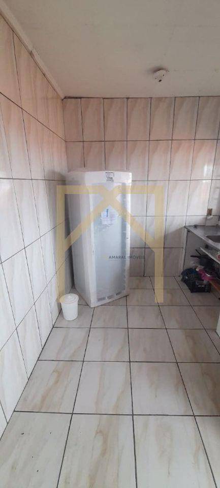 Casa à venda com 6 quartos, 200m² - Foto 2