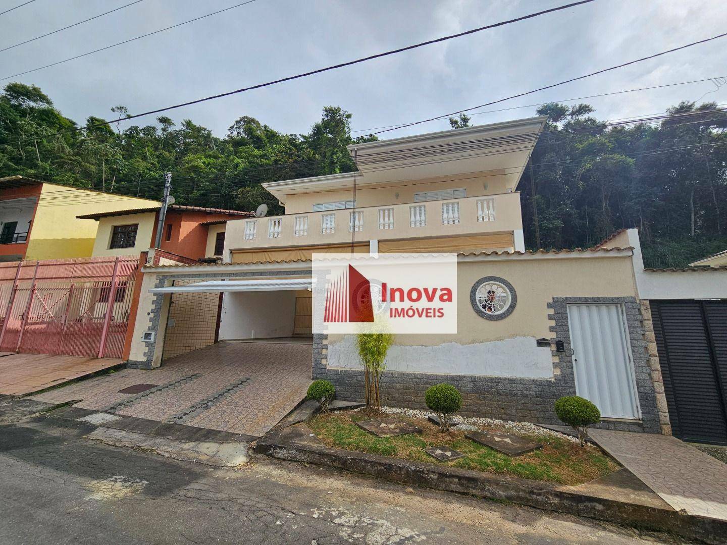 Casa para alugar com 4 quartos, 220m² - Foto 1