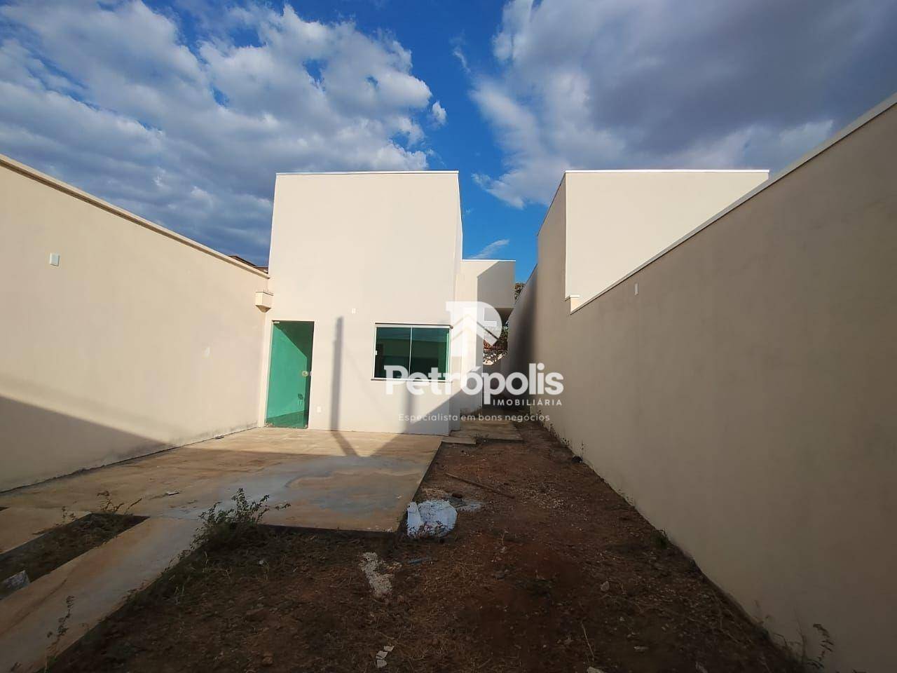 Casa à venda com 2 quartos, 72m² - Foto 1