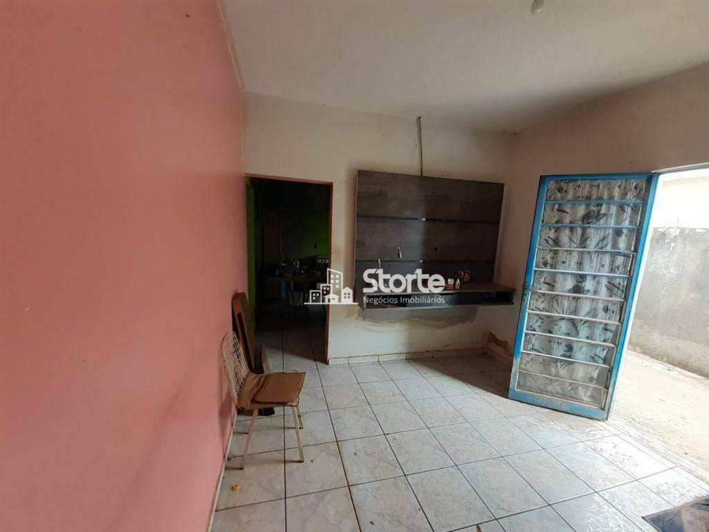 Casa à venda com 8 quartos, 210m² - Foto 2