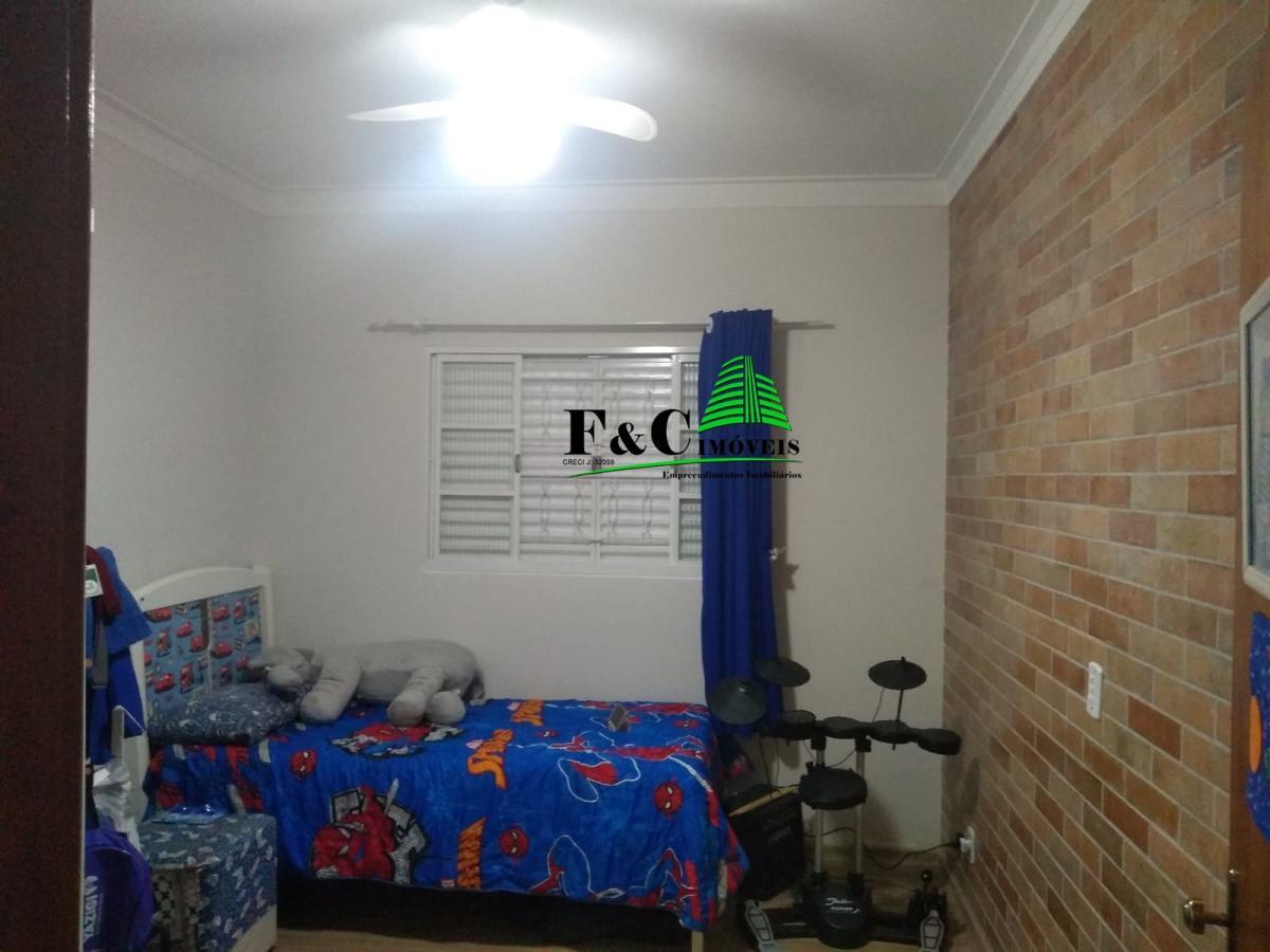 Casa à venda com 2 quartos, 140m² - Foto 2