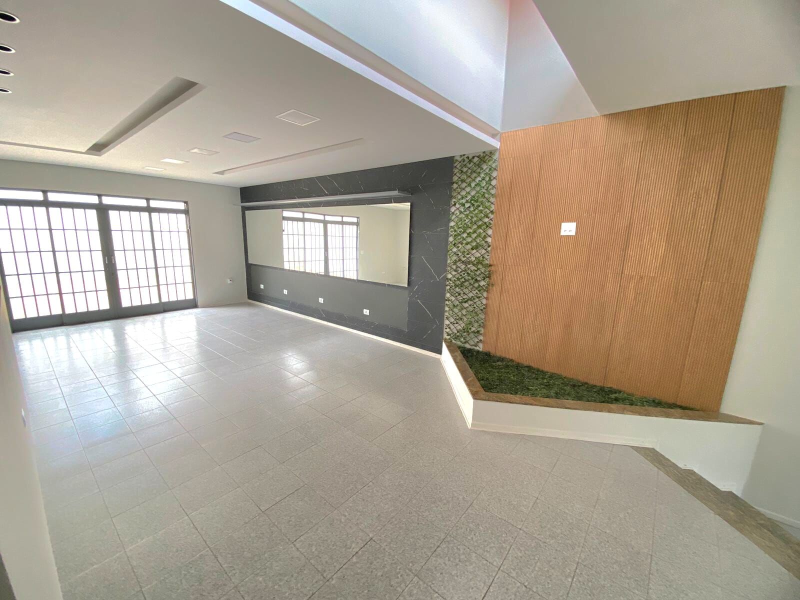 Casa para alugar com 5 quartos, 249m² - Foto 1