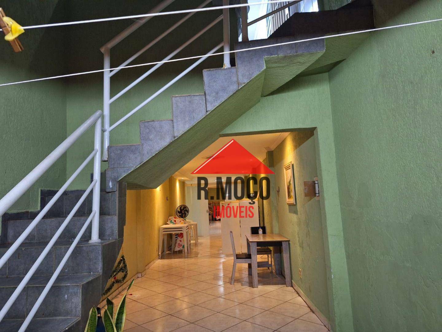 Sobrado à venda com 3 quartos, 200m² - Foto 1