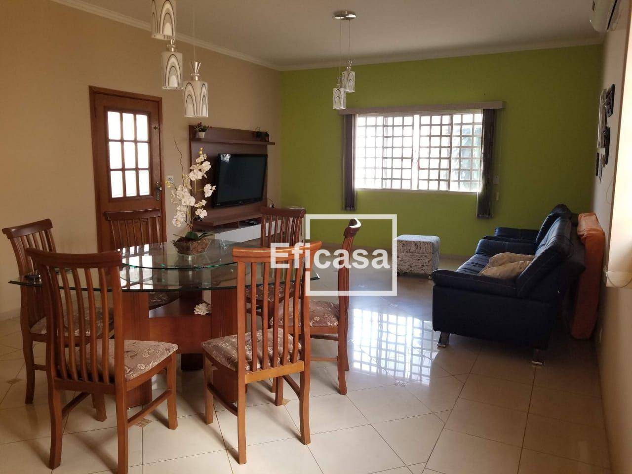 Casa à venda com 3 quartos, 220m² - Foto 1