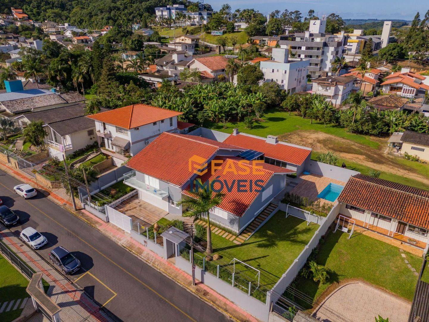 Casa à venda com 4 quartos, 453m² - Foto 2