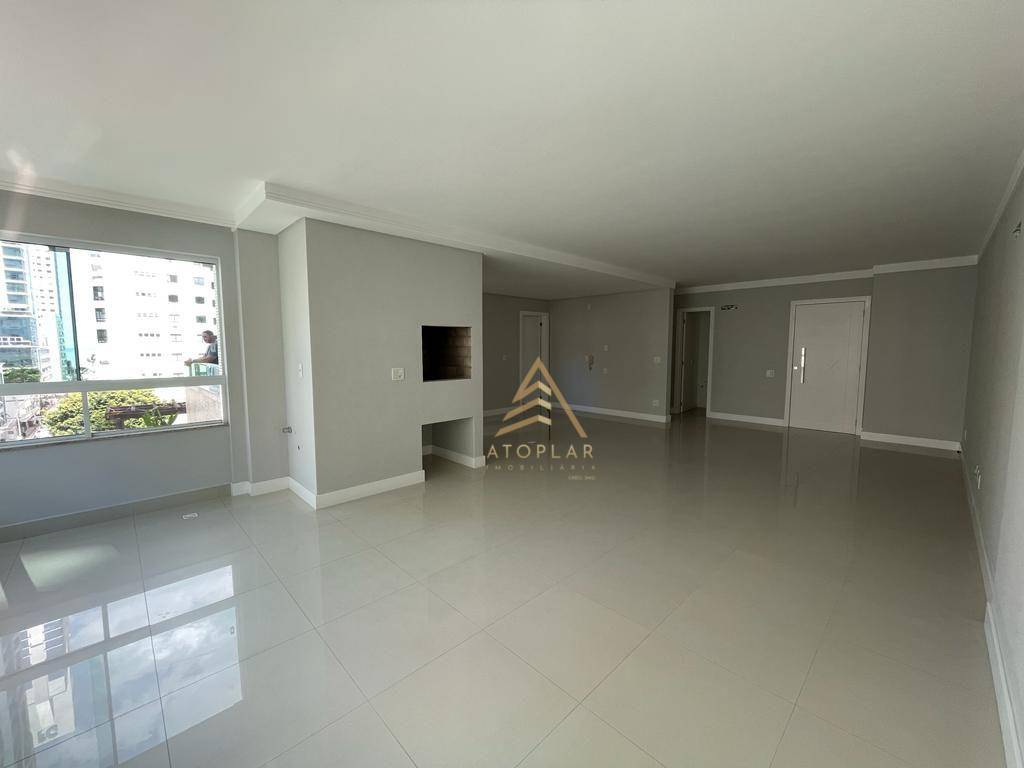 Apartamento à venda com 3 quartos, 159m² - Foto 3