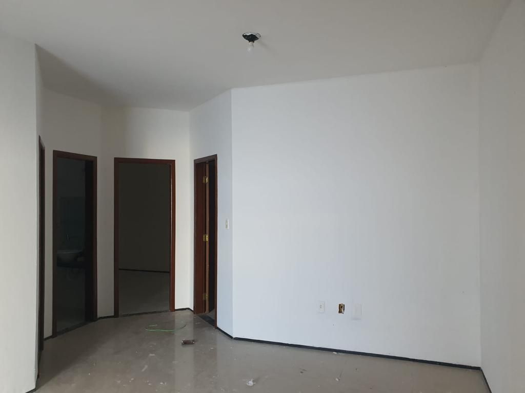 Casa à venda com 3 quartos, 100m² - Foto 4