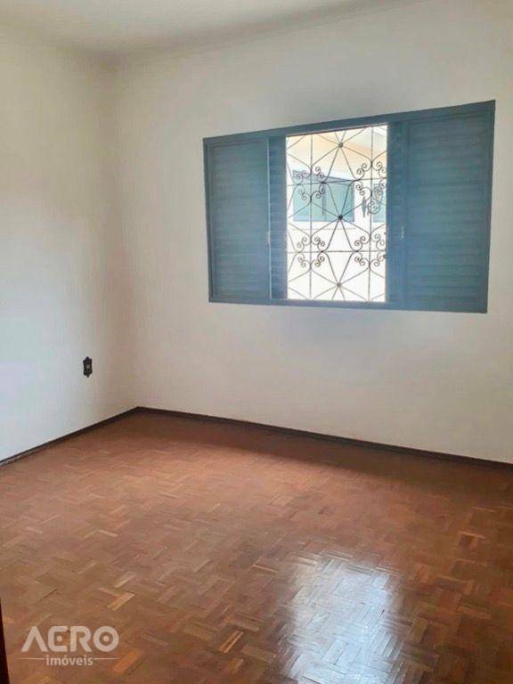 Casa à venda com 6 quartos, 218m² - Foto 2