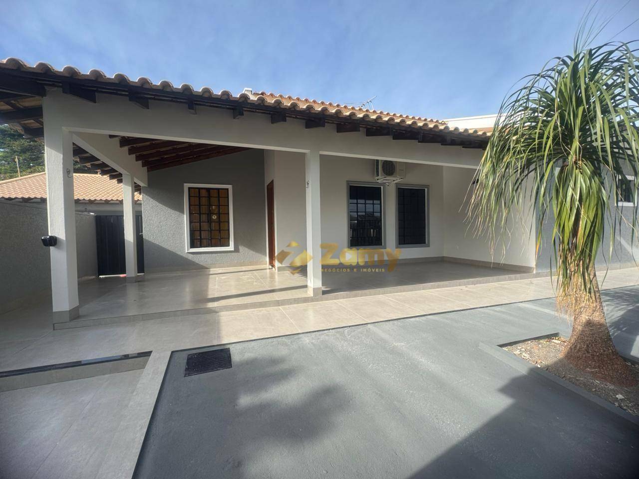 Casa à venda com 3 quartos, 232m² - Foto 1