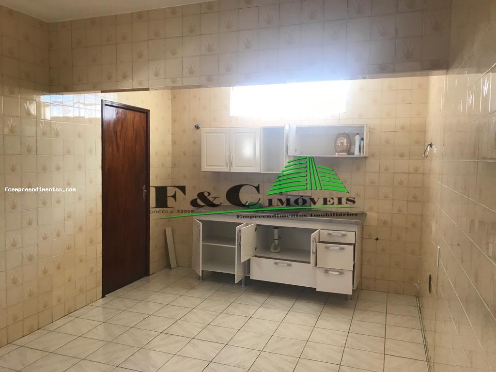 Casa à venda com 2 quartos, 200m² - Foto 1