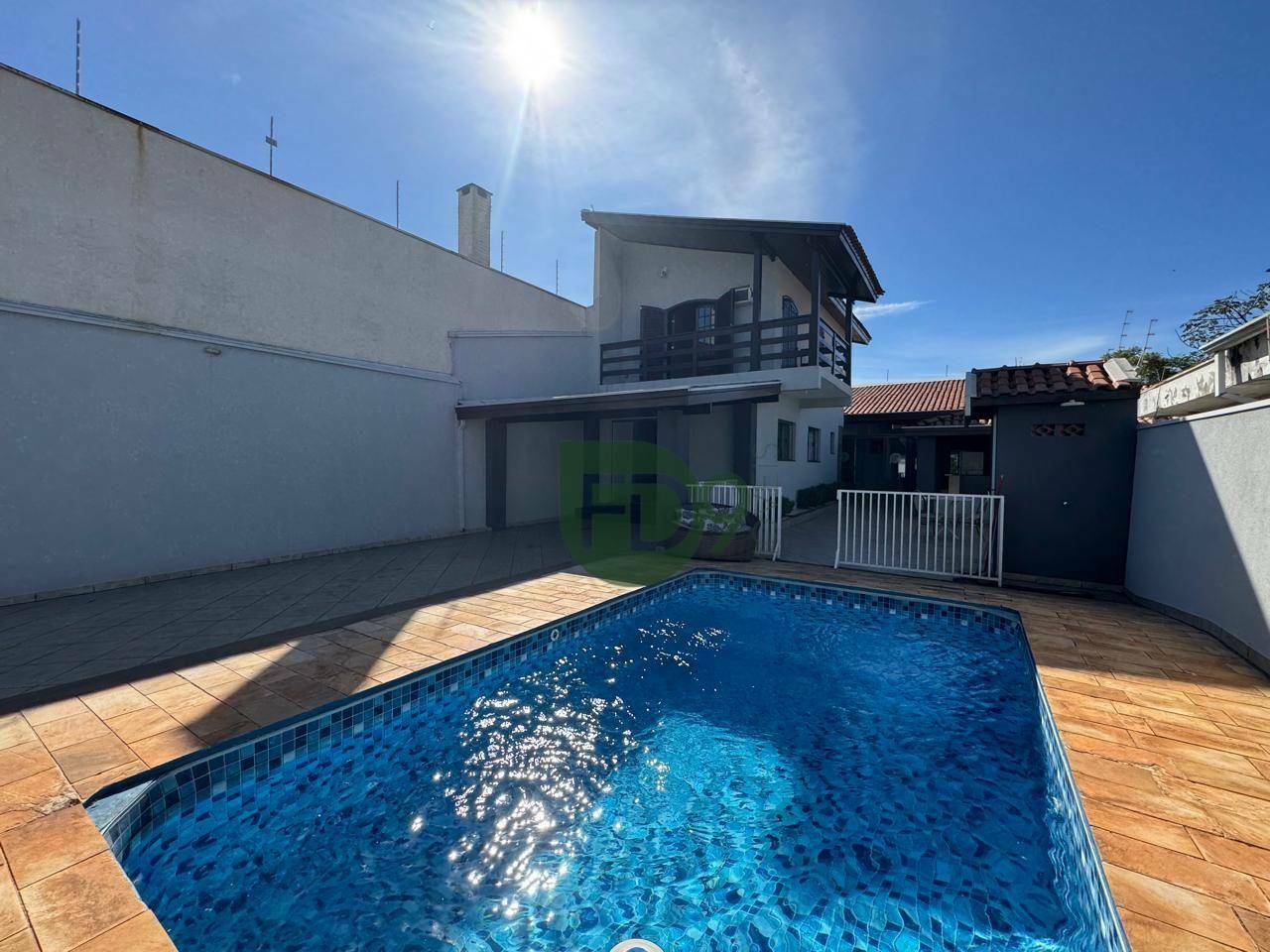 Casa à venda com 3 quartos, 181m² - Foto 2