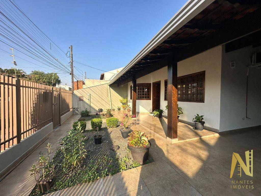 Casa à venda com 4 quartos, 210m² - Foto 2