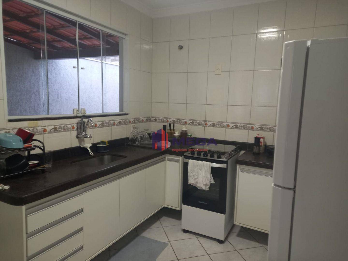 Casa à venda e aluguel com 3 quartos, 150m² - Foto 2