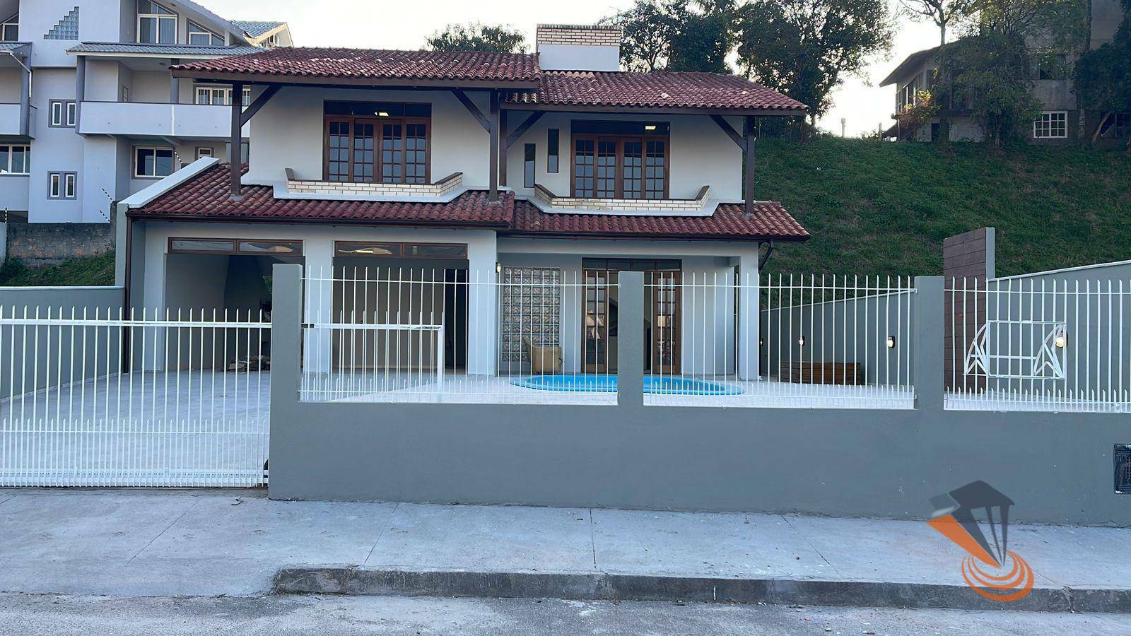 Casa à venda com 3 quartos, 260m² - Foto 2