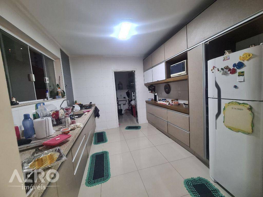 Casa à venda com 3 quartos, 210m² - Foto 5