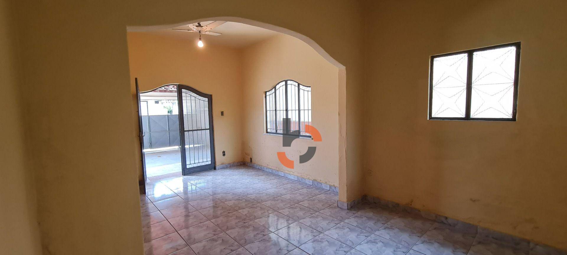 Casa à venda com 6 quartos, 210m² - Foto 1