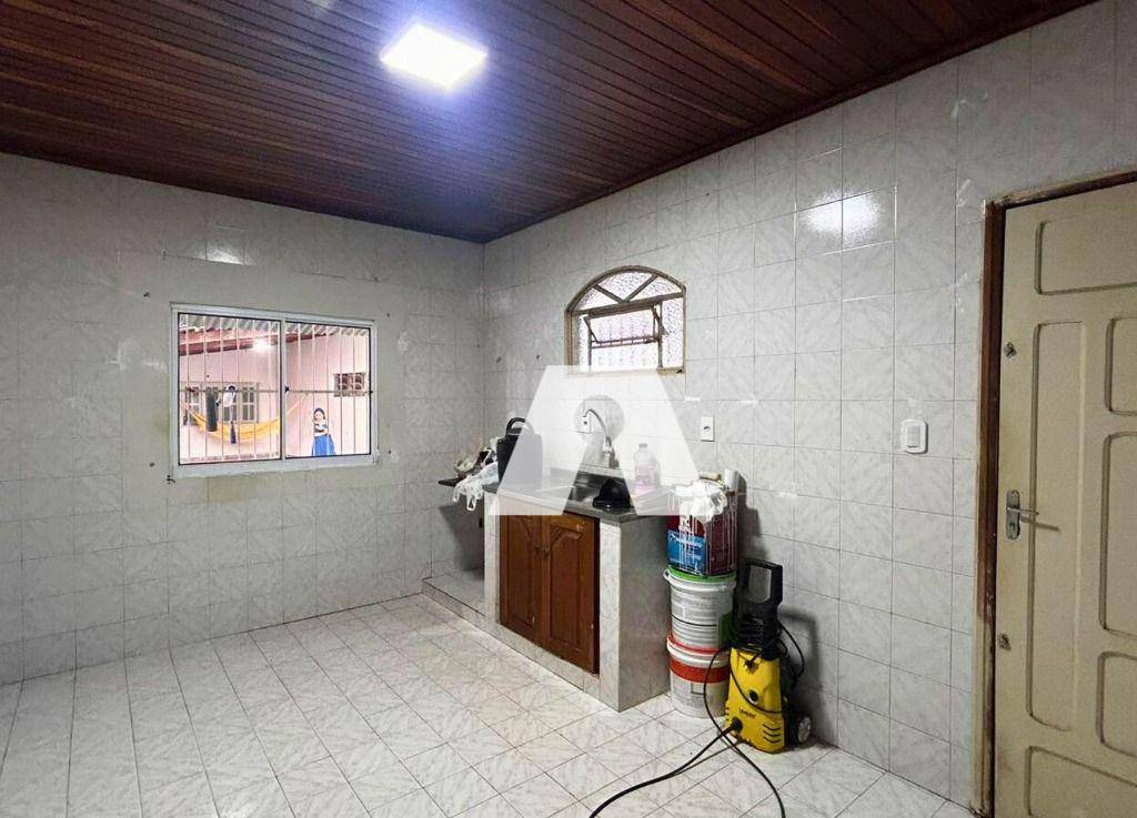 Casa para alugar com 5 quartos, 212m² - Foto 13