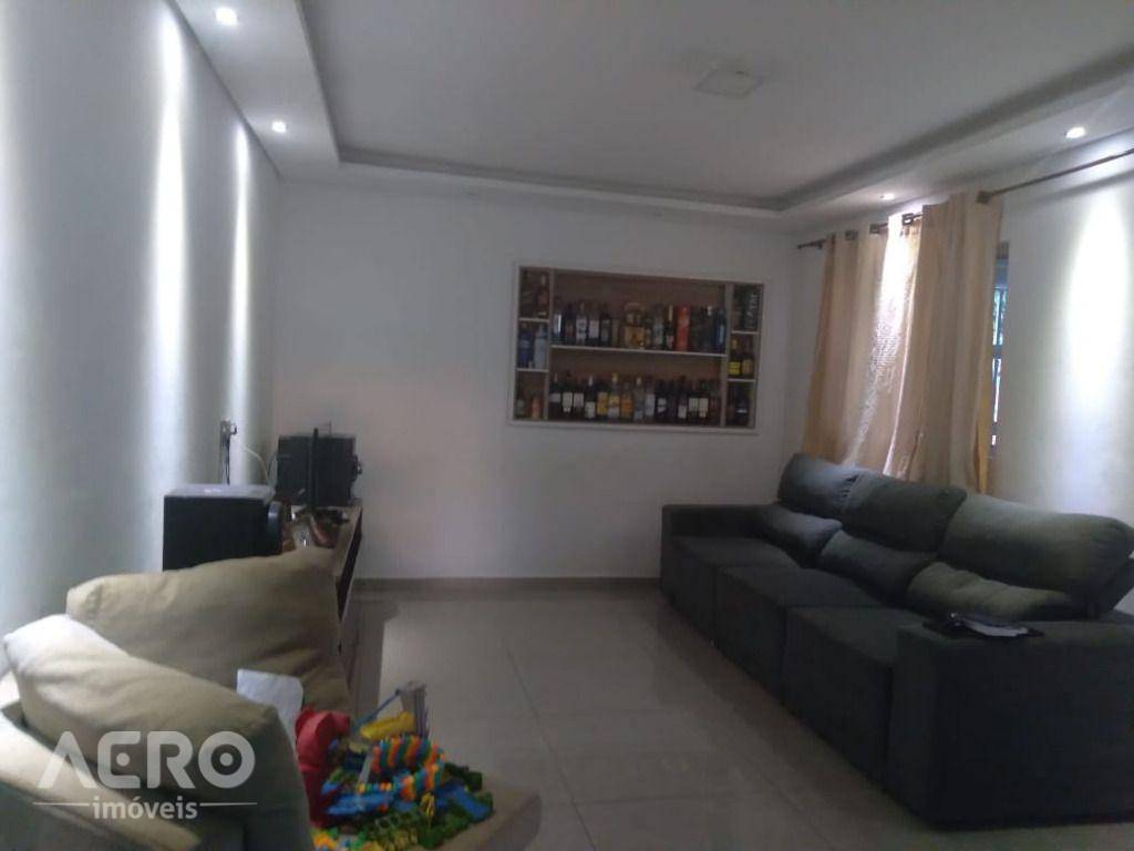 Casa à venda com 3 quartos, 114m² - Foto 1